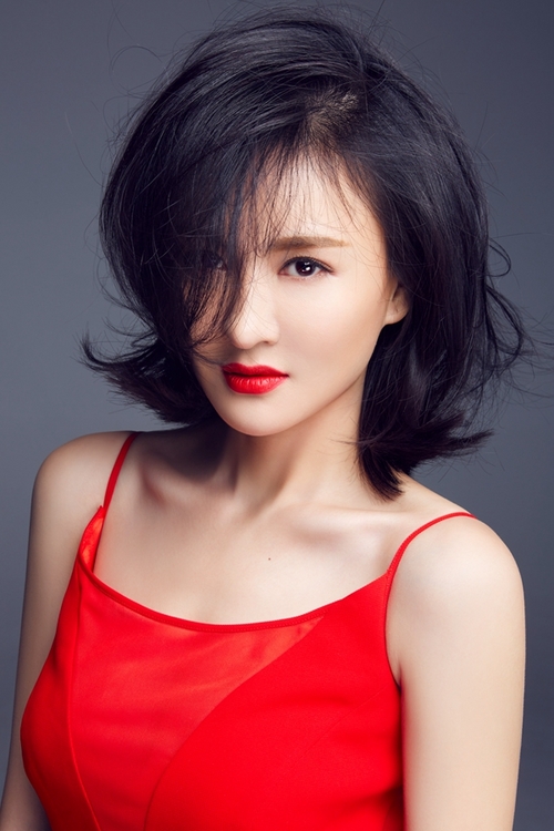 郑亦桐新曝写真小露香肩 明艳红唇性感撩人