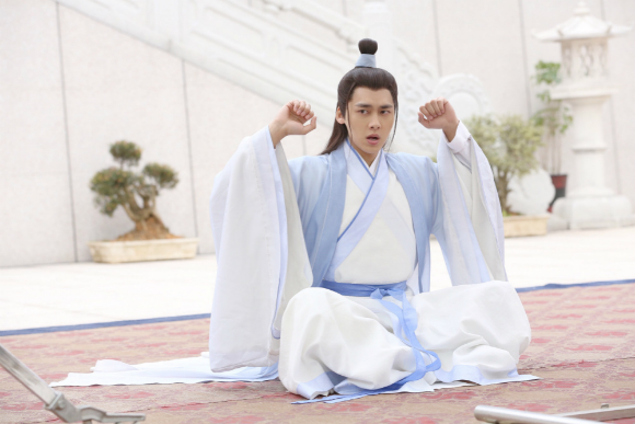 又帅又萌!李易峰《诛仙》剧组打坐发功揉汤圆