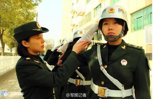 解放军女纠察:银盔白手套 平均身高1米7