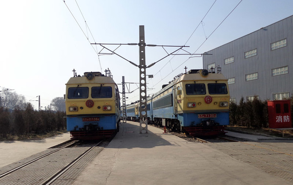 组图:太原机务段加压充电确保"两会"期间运输安全