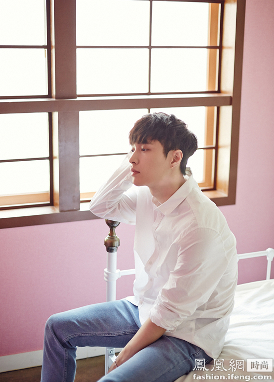 禁欲撩张艺兴曝白衬衫床照上演清晨诱惑