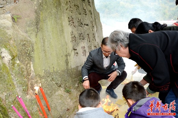 李焕群及志愿者在国民革命军第20军军长杨汉域将军所立聚矸俀寇纪念