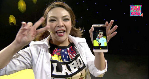 近期,一档以颜值为标准,以自拍为表现形式的网络综艺《颜值大战》正在