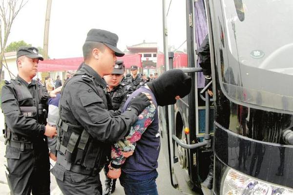 犯罪嫌疑人被广元特警押解上车