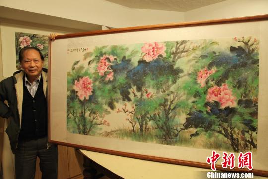 旅加画家章金生绘风雪牡丹开画坛新风