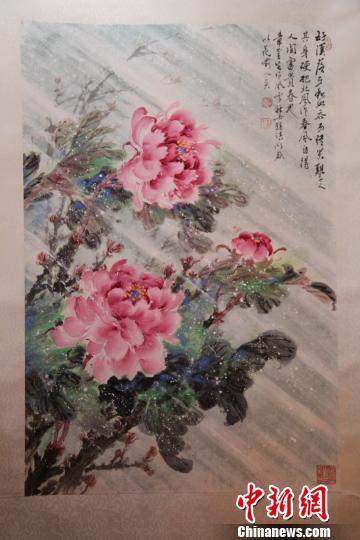 旅加画家章金生绘风雪牡丹开画坛新风
