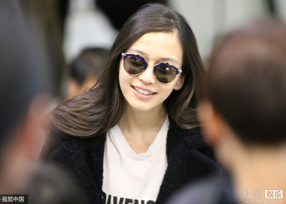 baby素颜现身机场 获赞后害羞微笑