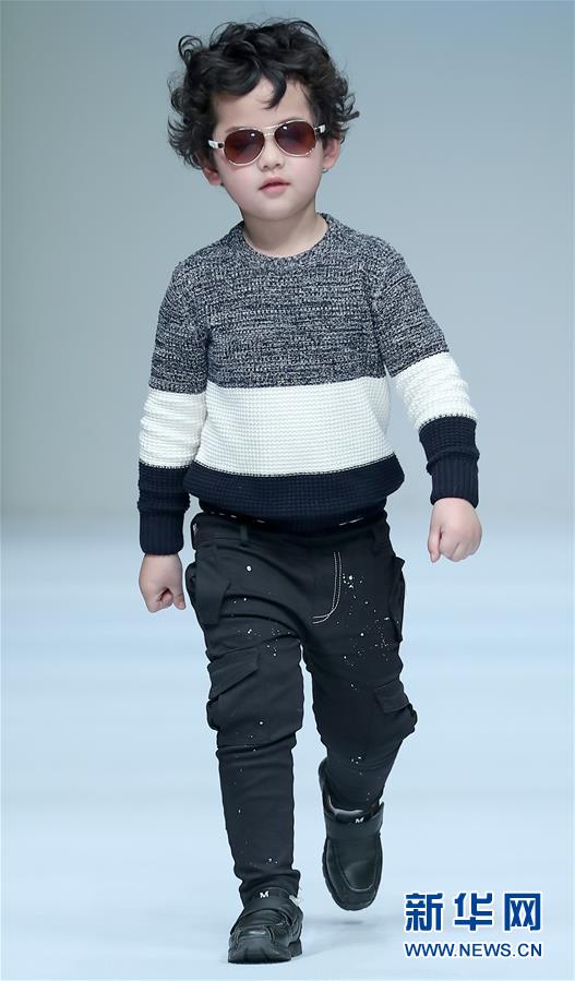 3月27日,小模特在展示设计师杨珊的童装作品