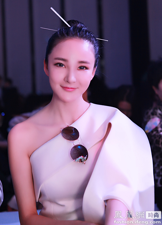 刘雨欣扎丸子头练普拉提 出席活动加筷子速变御姐_凤凰时尚