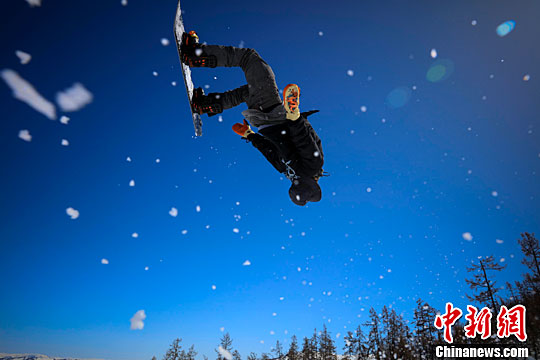 新疆喀纳斯天然雪场举办单板野雪邀请赛