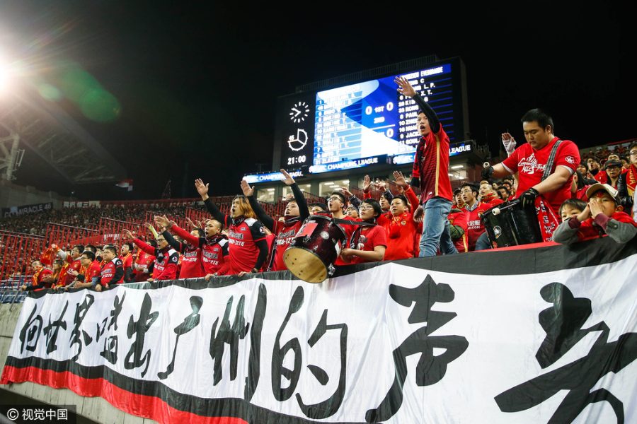 6000名恒大球迷远征日本浦和主帅佩特洛维奇拄拐指挥比赛斯科拉里场边