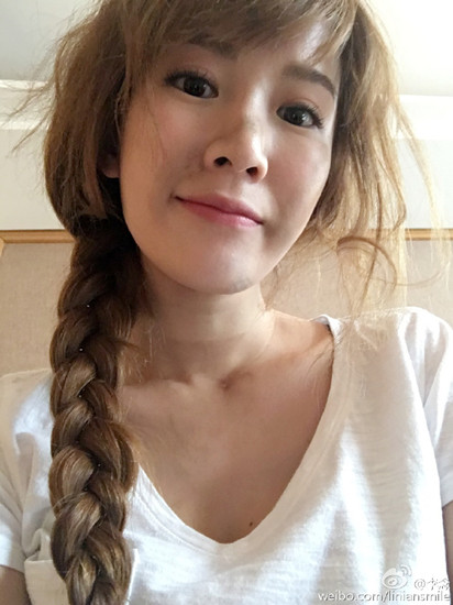 昨日,著名女星李念在微博上晒出一组自拍照,照片中李念双眸似水扎着