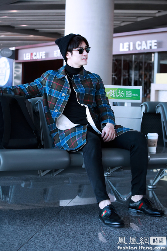 蒋劲夫帅气街拍电力依旧尽显春日暖男气质