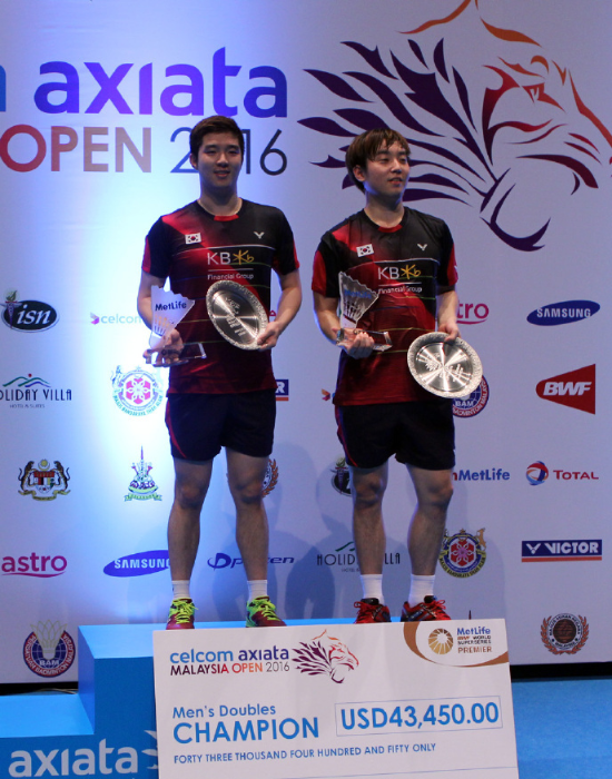 金基正/金沙朗站在领奖台上.