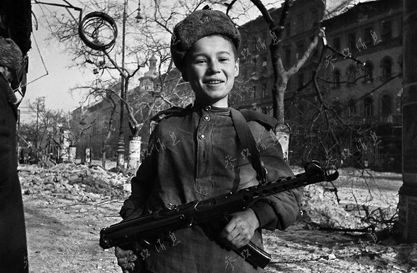 1945年4月,开进奥地利的苏联小战士.