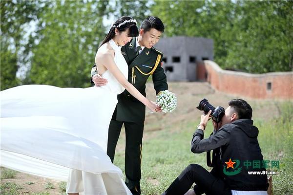军营唯美婚纱照:战机军车战舰来做媒