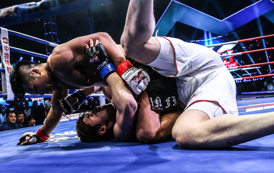 对阵的双方分别是中国mma次中量级王者"暴力大鹏"张立鹏与日本综合