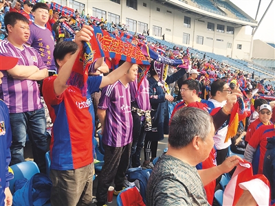 北控球迷看球. 明 月摄