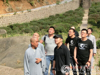 李连杰参访中国首所华严大学九华山翠峰寺