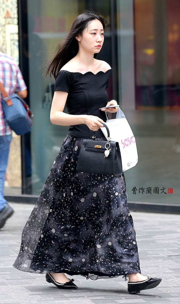 com:街拍:飘逸灵动的曳地长裙美女--曹作兰的博客--凤凰网博客