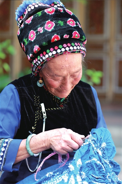 白族老人正在进行扎染织布的工艺