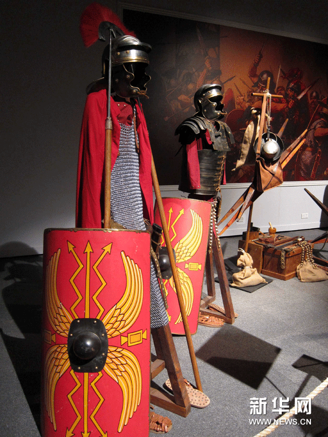 (1)这是在香港科学馆展出的古罗马盔甲士兵模型(1月23日摄).