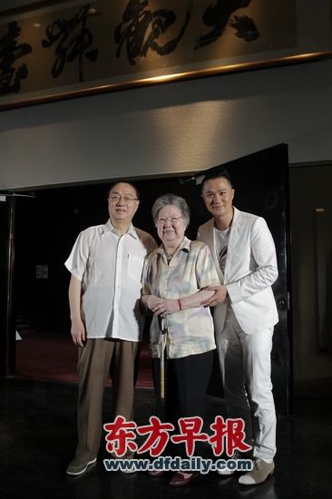 蔡正仁(左一)7月将偕12位弟子表演"俞派唱腔"以纪念恩师俞振飞逝世20