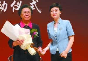 著名评书表演艺术家连丽如在接受弟子张怡行拜师礼时,师徒二人潸然泪