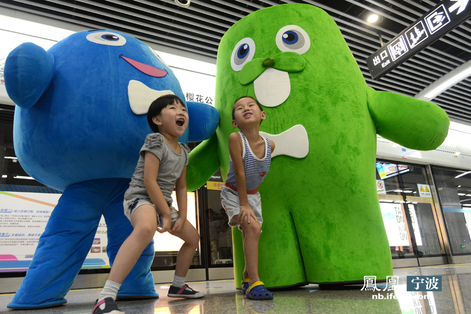 no.2/4孩子们纷纷找宁波轨道交通的吉祥物"宁宁","波波"合影.