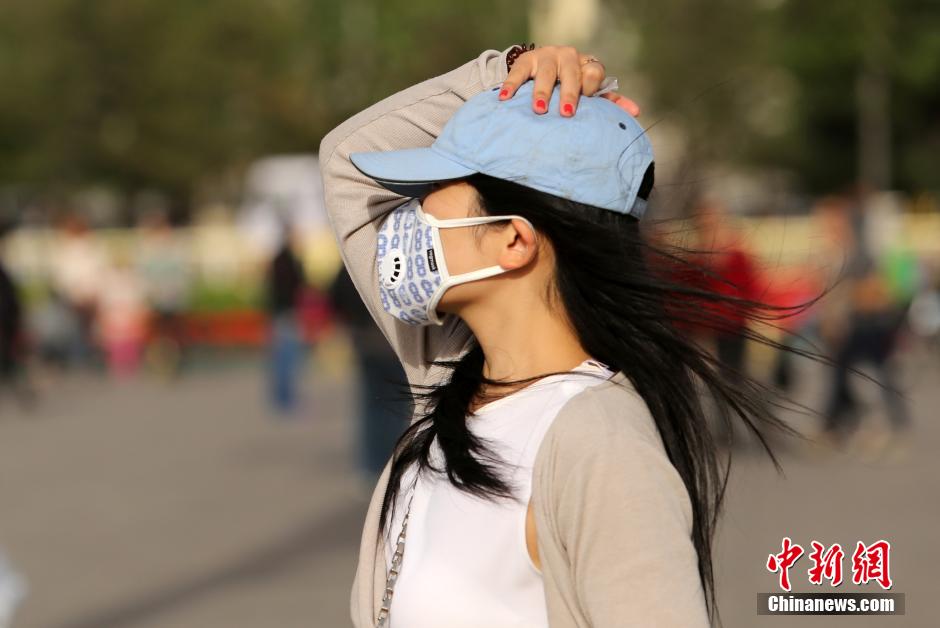 北京遭遇大风游客风中凌乱