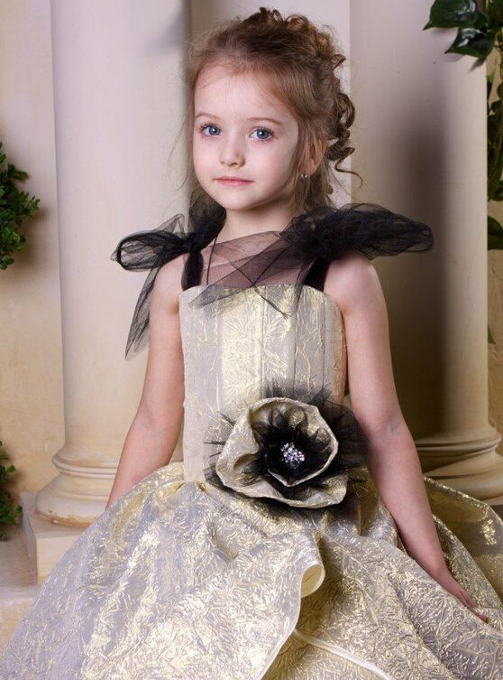 4/6俄罗斯萝莉童模安吉丽娜(angelina kurkina)发出一组写真,照片中小