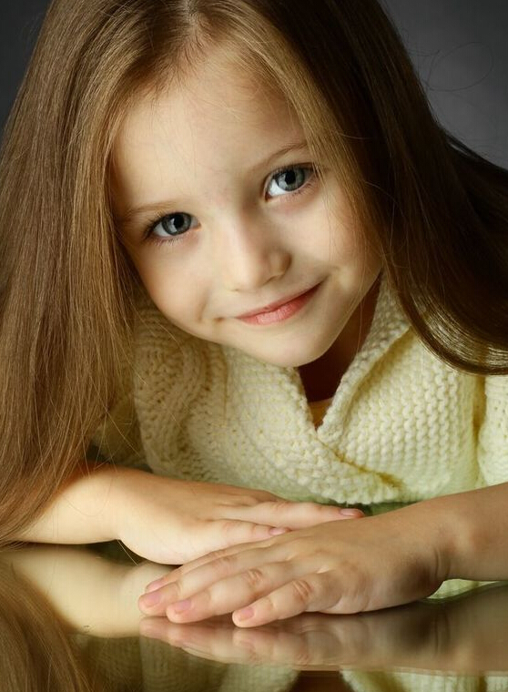 5/6俄罗斯萝莉童模安吉丽娜(angelina kurkina)发出一组写真,照片中小