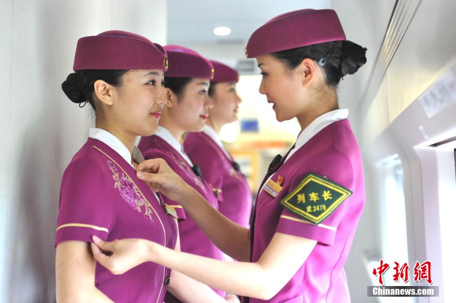 重庆动姐换新装紫红色制服端庄大方