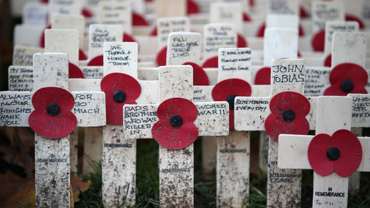 英国将在伦敦塔的护城河里"栽种"888,246朵陶瓷制红罂粟花,以此缅怀