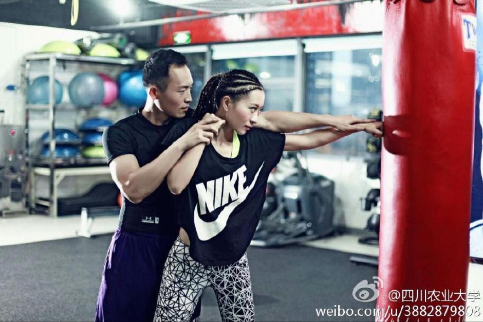 体育老师婚纱照走红哑铃沙袋齐上场