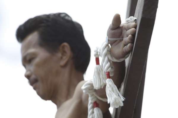 菲律宾16人被钉上十字架纪念耶稣受难 引游客围观