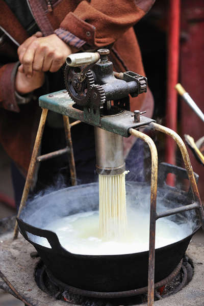 面或其他杂豆面和软,用饸饹床子(一种木制或铁制的有许多圆眼的工具)