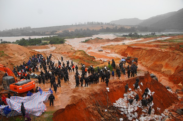 陵水出現了暴雨到大暴雨的天氣,陵水縣黎安鎮大墩村一民房被大雨晨邋