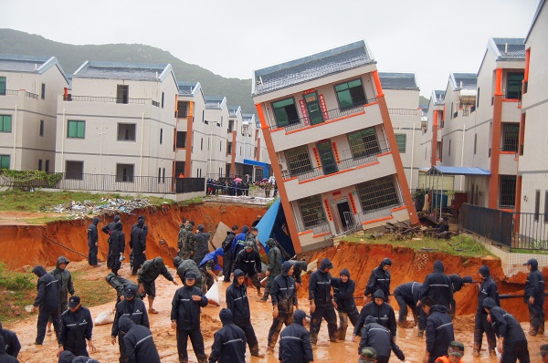 陵水出現了暴雨到大暴雨的天氣,陵水縣黎安鎮大墩村一民房被大雨晨邋