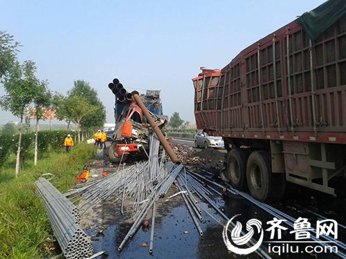 205国道滨州沾化段四车连撞 司机质疑交警查车方式