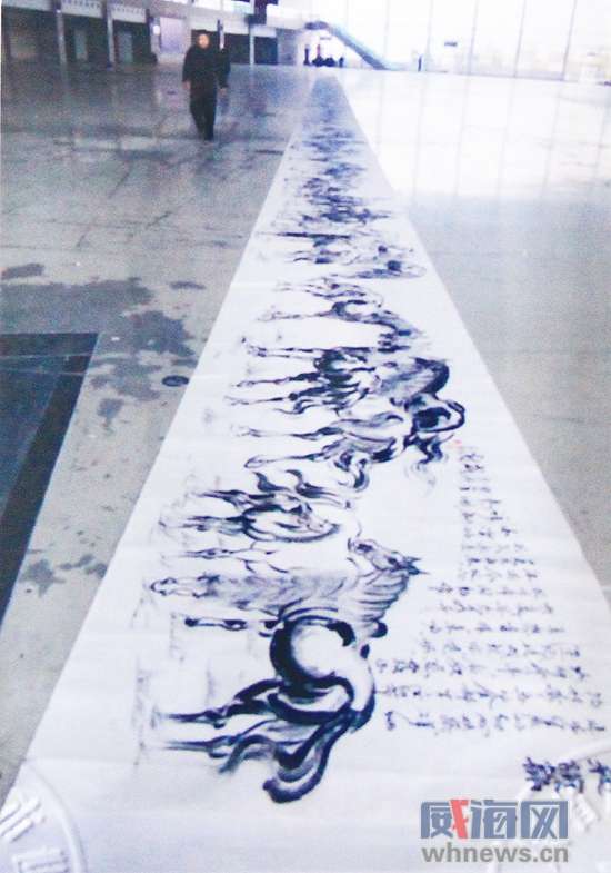 威海古稀老人绘出世界最长水墨画重达200多斤