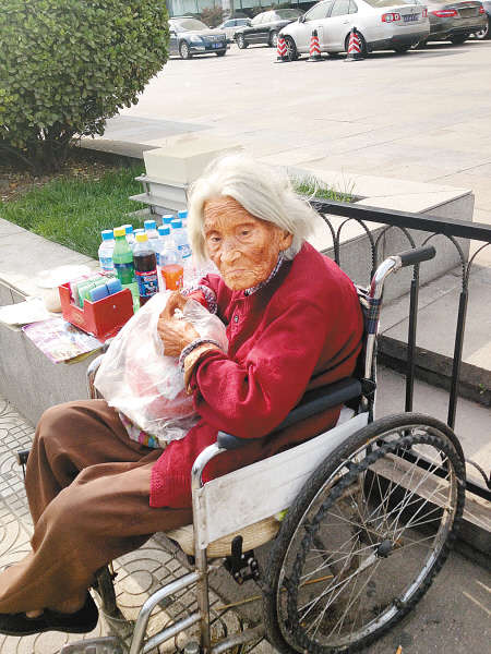 老太太坐轮椅图片图片