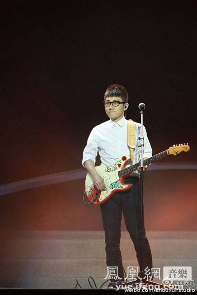 金志文亮相onenight公益晚会抱吉他献唱梦想家