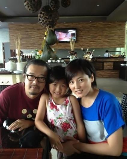 42岁女星张延8岁漂亮女儿近照曝光组图