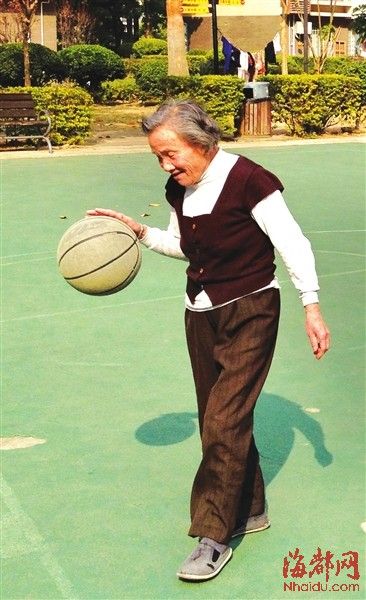老年人打篮球图片