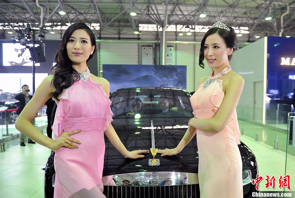 有着"车模大小乔","双生林志玲"之称的一对车模双胞胎姐妹朱雯,朱静