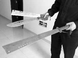 警方从滋事男子车上搜出了三把大砍刀原标题:泰州现升级版"斗气车"