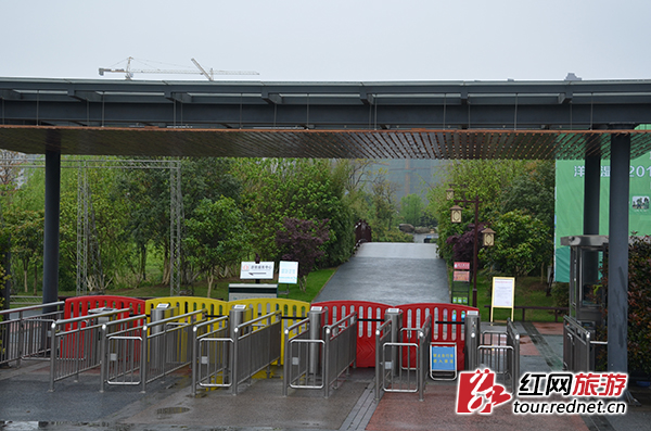 4月9日上午,记者实探长沙洋湖湿地公园,发现景区各出入口确设门禁系统