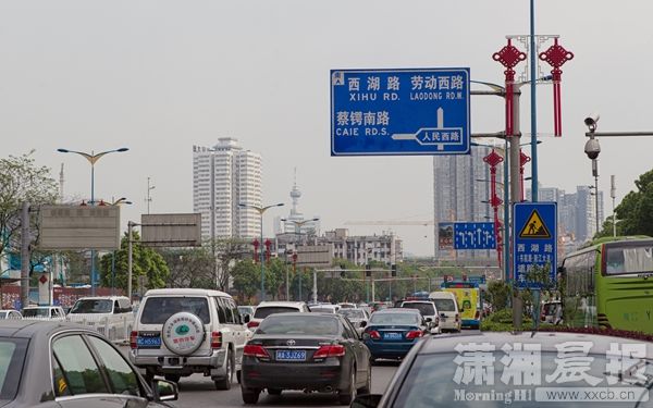 4月21日,天心区杜甫江阁附近的西湖路路牌.图/潇湘晨报记者张迪