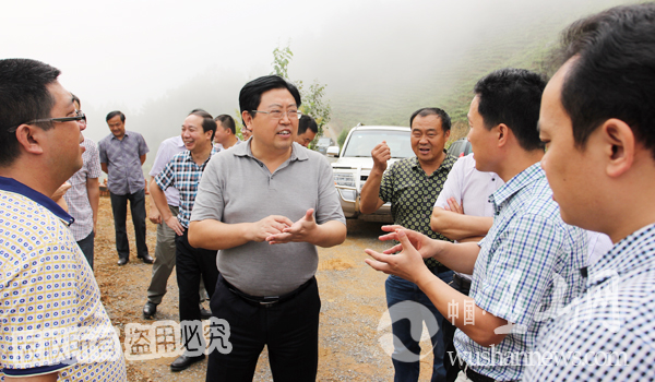 县委书记李春奎在双龙检查生态循环农业情况卢先庆摄